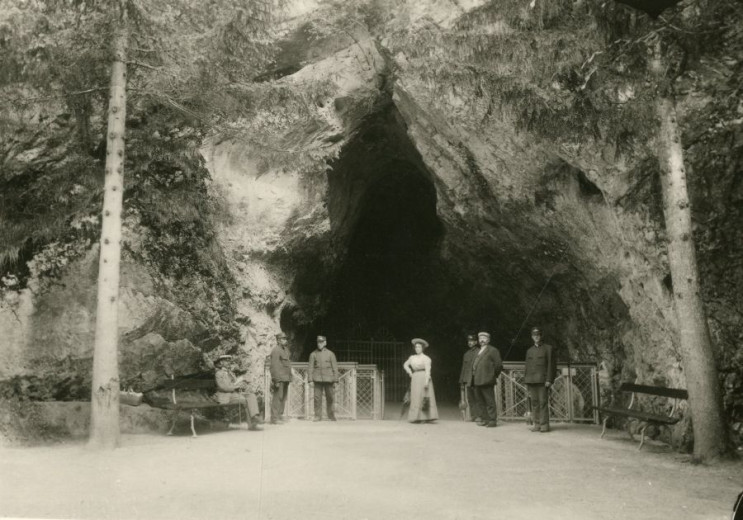 Woman and men standing outside Postojna Cave