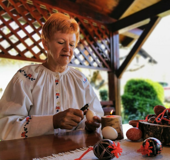 Nada Cvitkovič, making pisanice from Bela krajina