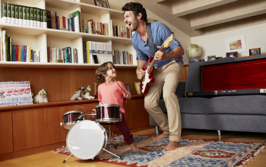 Oče in sin igrata na inštrumente-ostani doma
