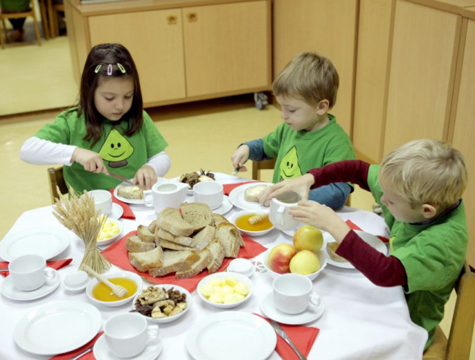 Otroci pri tradicionalnem slovenskem zajtrku Daniel Novakovic STA