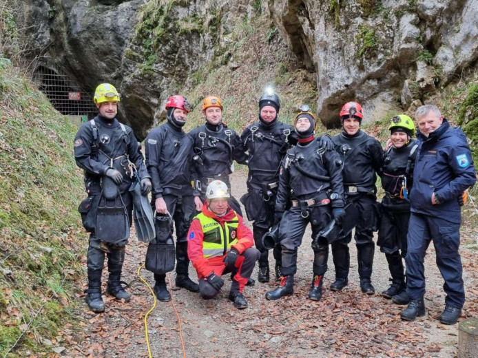 National civil protection team for technical diving in front of the cave.