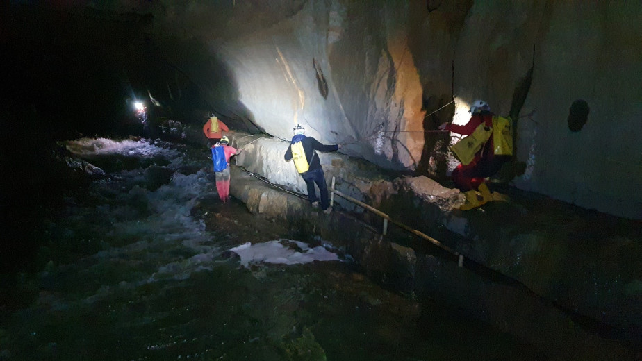 Rescuers in a cave on their way to trapped persons.