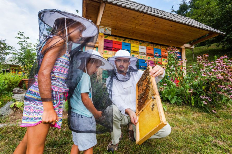 Kids with the beekeeper.