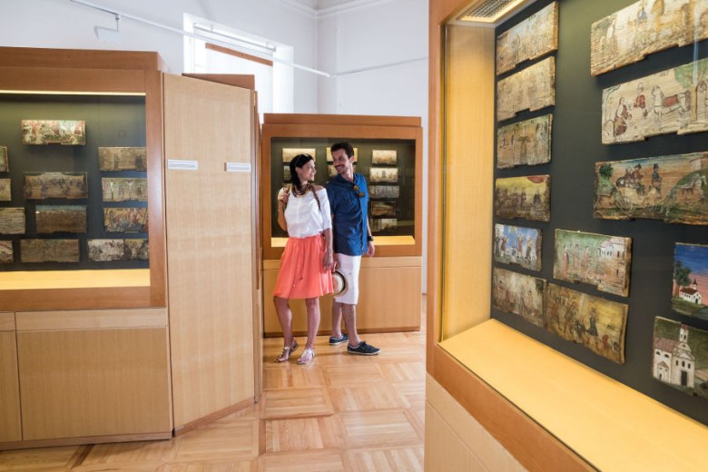 Moški in ženska v muzeju čebelarstva v Radovljici.