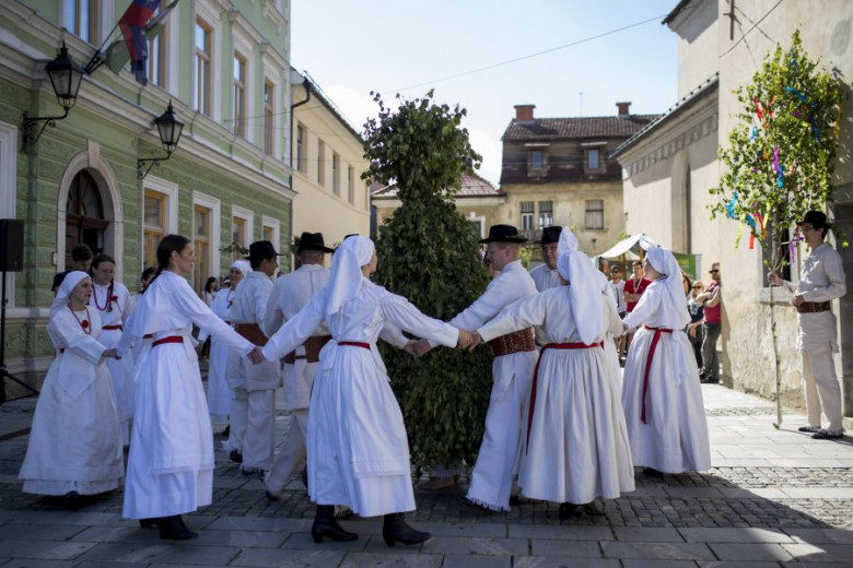 Folklorists dance around Zeleni Jurij.