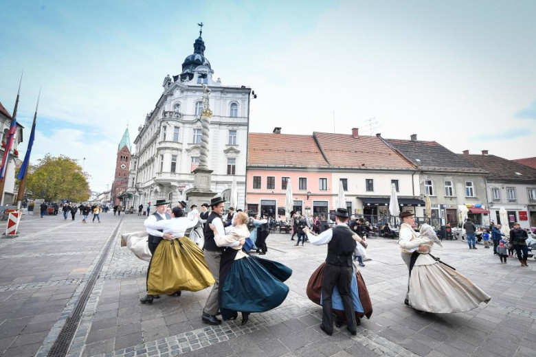 Plesalci v narodnih nošah na Trgu Leona Štuklja v Mariboru.