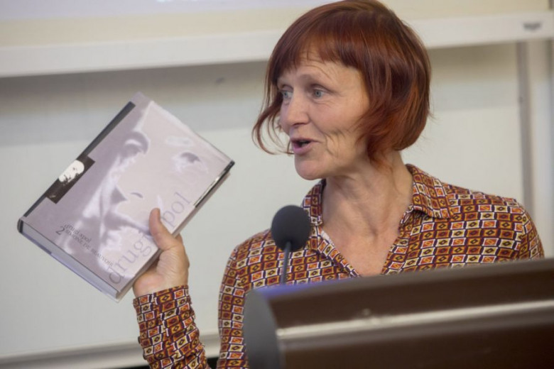 was awarded the prize for her translations characterised by her sophisticated aesthetic expression and the relevant textual dimensions of thought.    