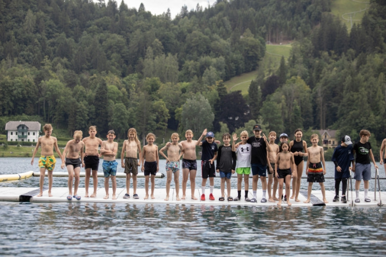 Mladi hokejisti na Blejskem jezeru.