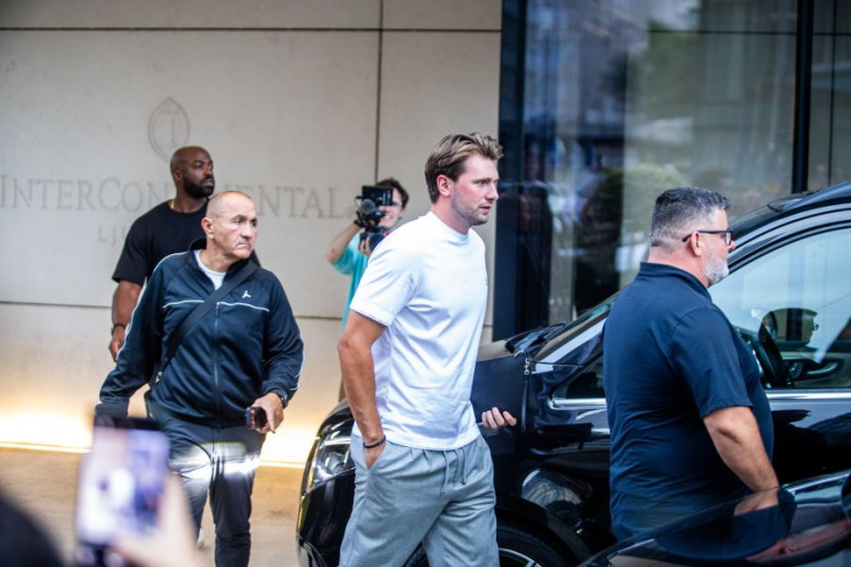 Luka Dončić in white T-shirt in leaving hotel.