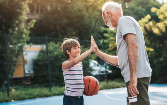 Vnuk in dedek na košarki