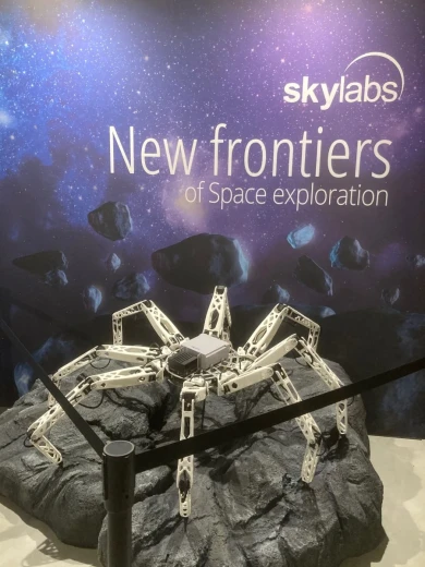 Plakat vesoljskega laboratorija, ki je videti kot pajek. Naslov plakata je Nova meja raziskovanja vesolja, Skylabs.