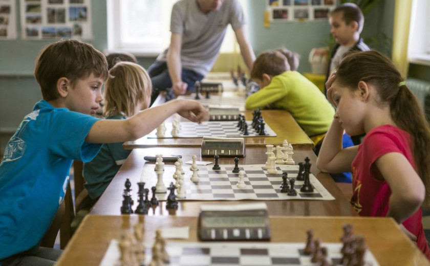 Otroci, ki igrajo šah
