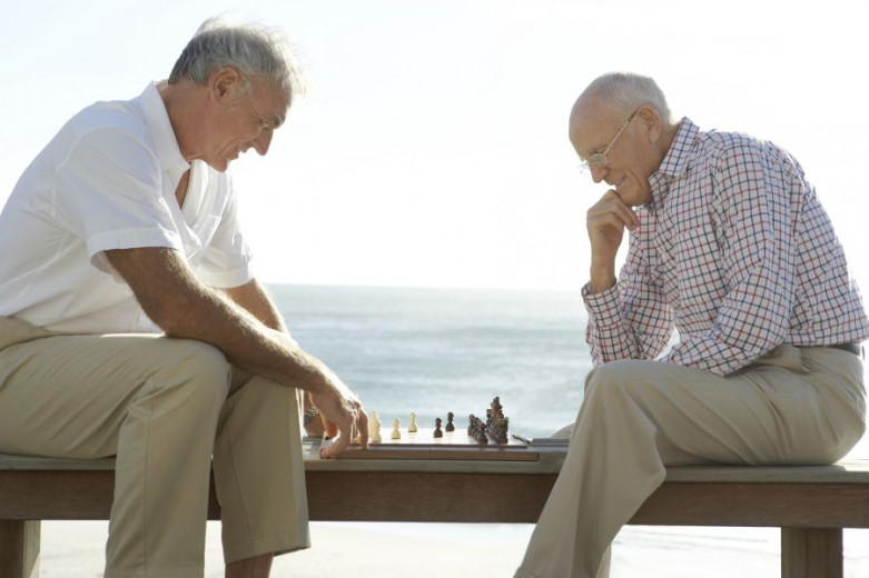 Starejša moška igrata šah
