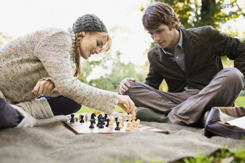 Mlad par igra šah