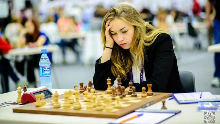 Laura igra šah