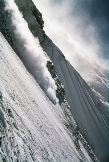 Mount Everest pokrit s snegom