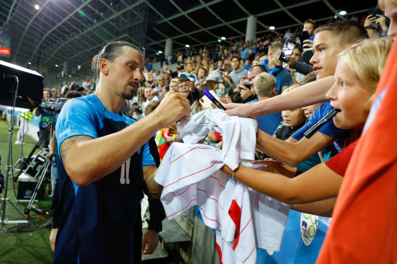 Zlatan Ibrahimović se podpisuje na majico navijača.