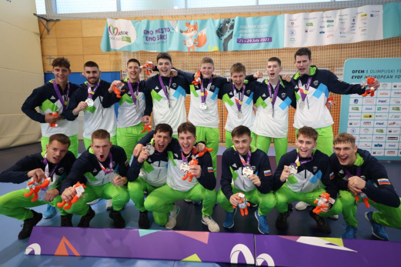 Group photo of the men's handball team.