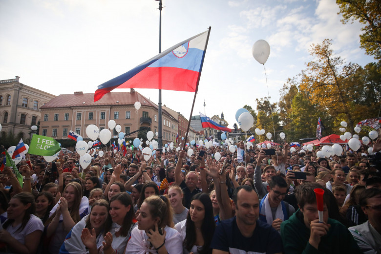 Množica ljudi in slovenska zastava