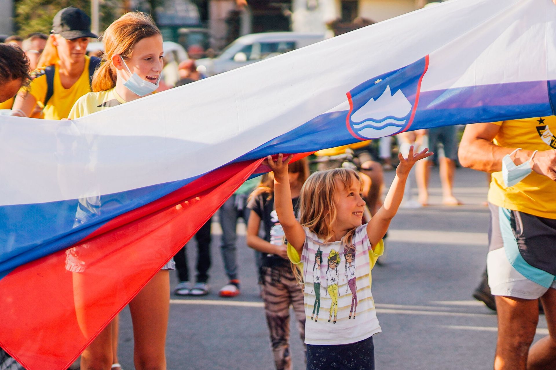 The joy of numerous Slovenian fans on the Champs-Elysées and in the ...