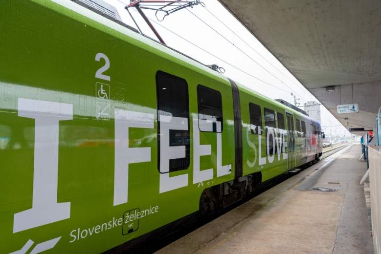 Train with the slogan I feel Slovenia. 
