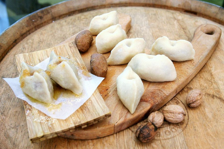 pasta pockets on the plate with ground walnuts