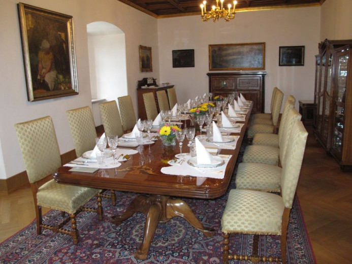 MALA Grad Strmol Hribarjev salon