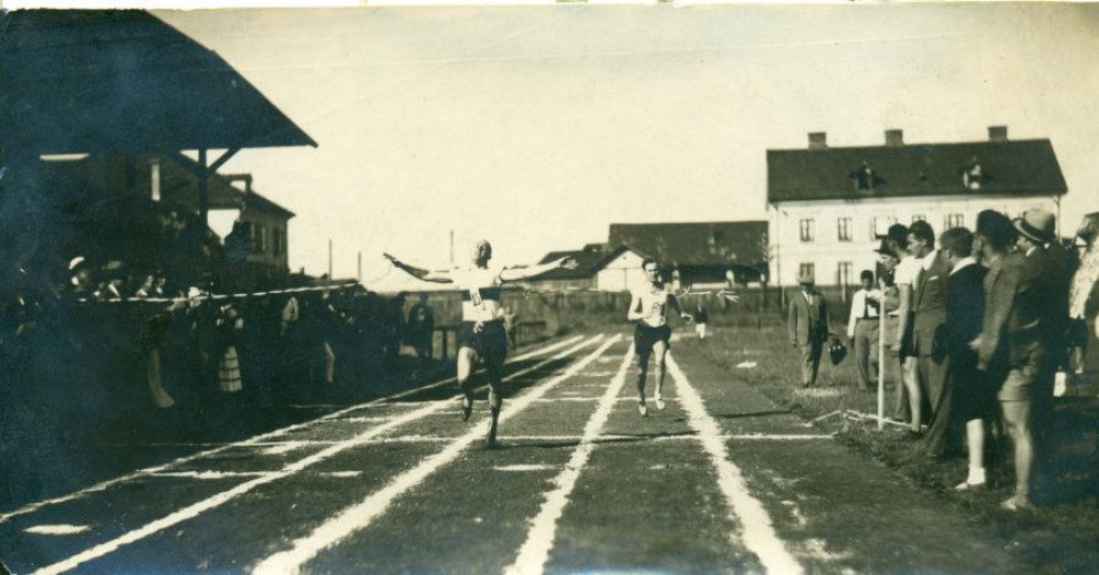 Atletsko tekmovanje na stadionu Ilirije v Siski v 30. letih