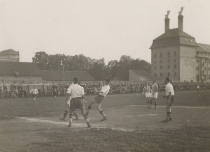 Nogometni derbi med ljubljanskima kluboma SK Ilirija in ASK Primorje leta 1931 na stadionu v Siski