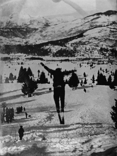 Smucarski skoki na Zizkovi skakalnici v Bohinju v zacetku 20. let