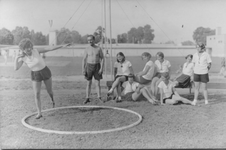 Sokolice med pripravami za slovansko prvenstvo na letnem telovadiscu v Tivoliju leta 1932