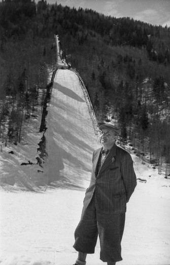 Stanko Bloudek pred planisko skakalnico v 30. letih