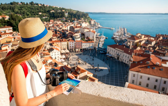 Naslovna foto za svet. dan turizma_Piran-Shutterstock RossHelen