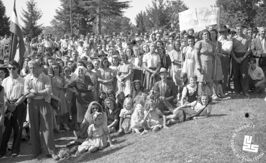 FS4068 35 mnozica v Sempetru pri Gorici ob vrnitvi Primorske 16.9.1947 foto Marjan Pfeifer