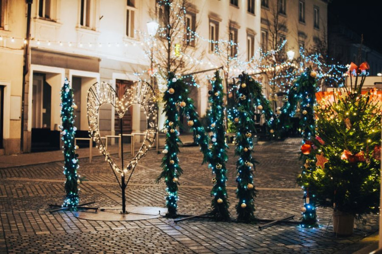 The I heart NM sign, made from fir branches and blue lights, decorated with golden ornaments.