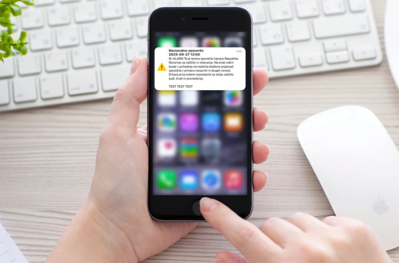 Pametni telefon z obvestilom Uprave Republike Slovenije za zaščito in reševanje, namenjenim obveščanju državljanov ob naravnih nesrečah ali drugih izrednih dogodkih.