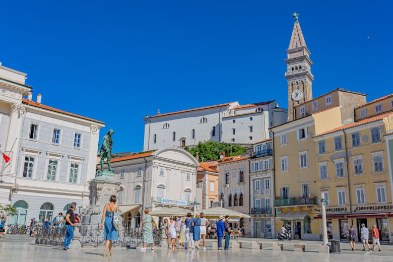 MALA F014562 14 mediteranska kraska slovenija piran tartinijev trg kip in cerkev 1 photo m
