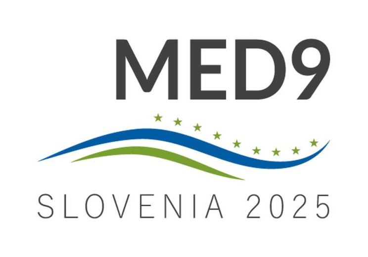 Logotip za MED9 Slovenija 2025, z grafično upodobitvijo stiliziranih zelenih in modrih ukrivljenih črt z zvezdami.