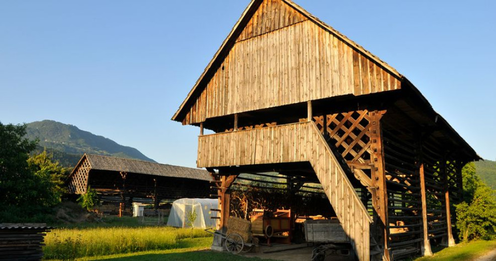 An outbuilding next to a farmhouse for drying hay or corn 