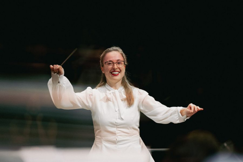 Conductor Mojca Lavrenčič leading the orchestra at the La Maestra competition in Paris.