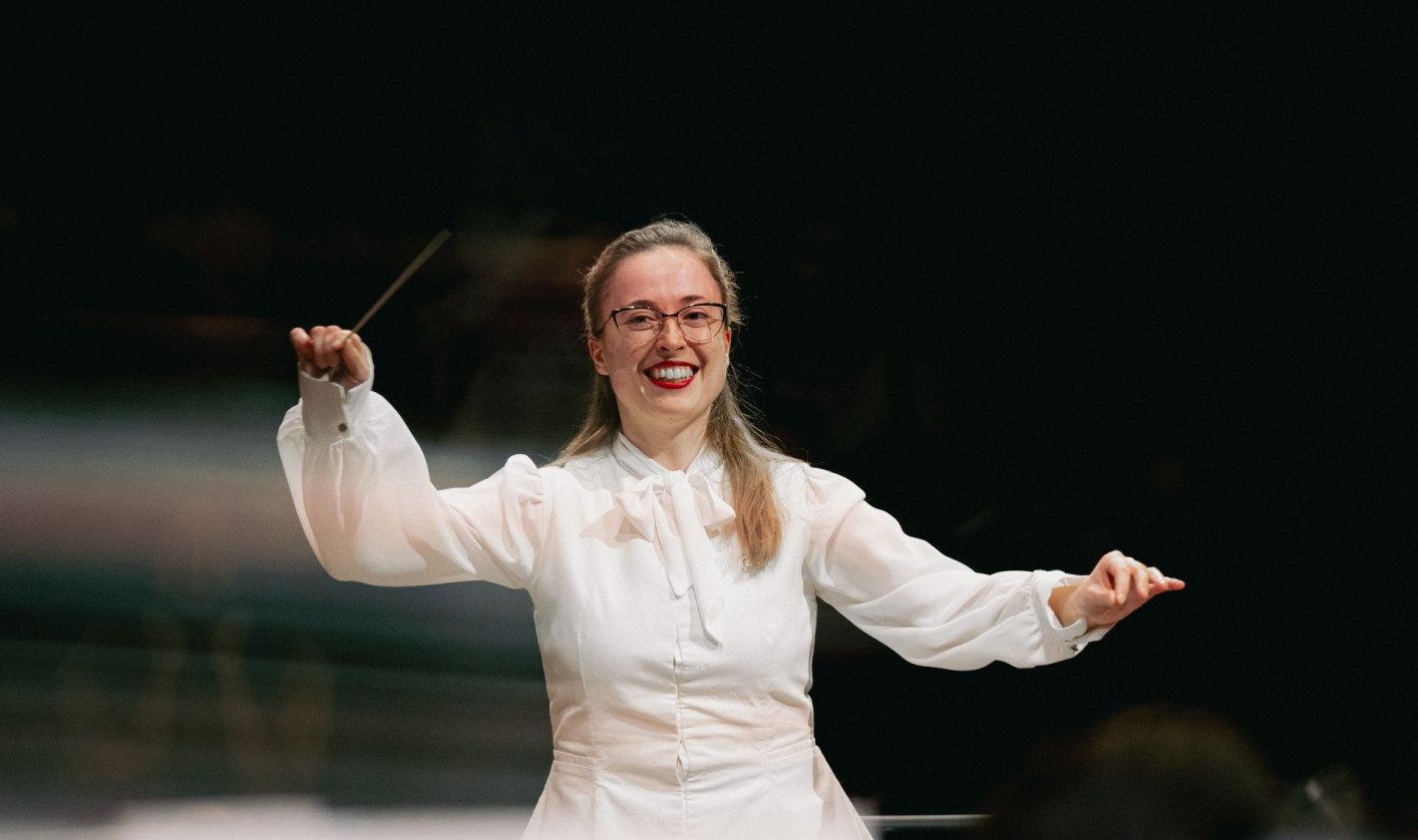 Conductor Mojca Lavrenčič leading the orchestra at the La Maestra competition in Paris.