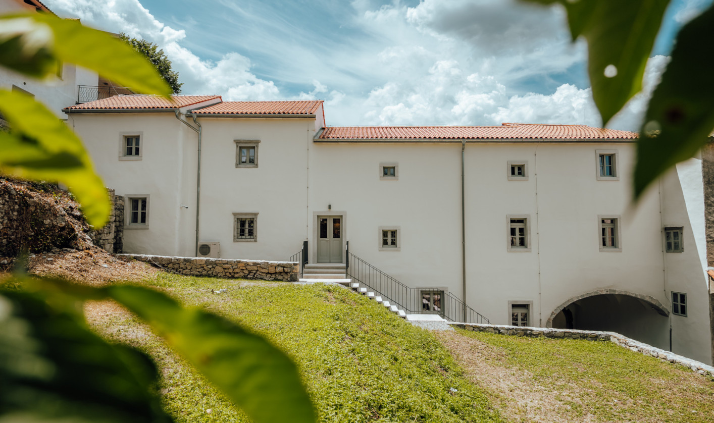 Prenovljena stavba nekdanje mitnice v Senožečah, danes Muzej tovorništva in prevozništva.