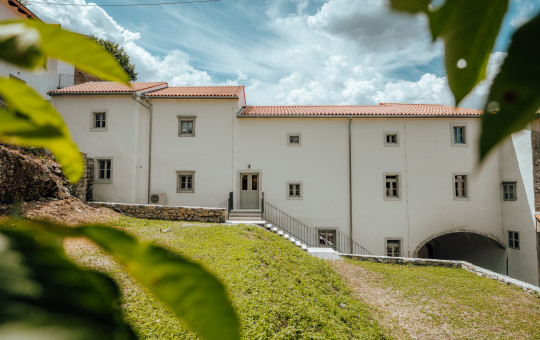 Prenovljena stavba nekdanje mitnice v Senožečah, danes Muzej tovorništva in prevozništva.