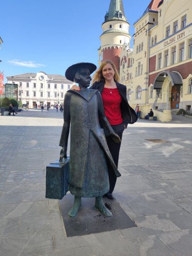 Nathalie Kauther at the statue of Alma Karlin in Celje.