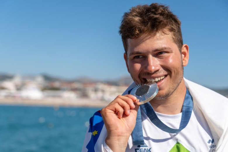 Toni Vodišek with the medal. 