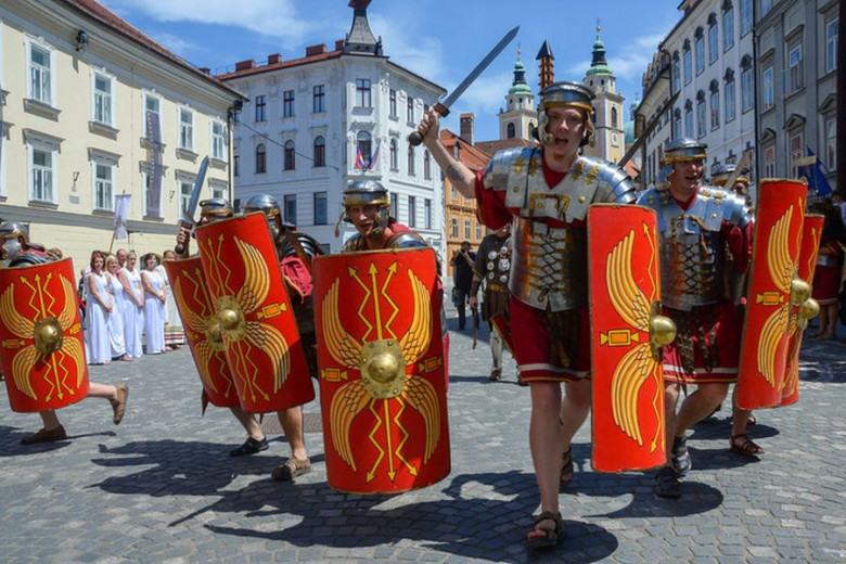 Rimski vojaki s ščiti iz železa in s sabljami v rokah