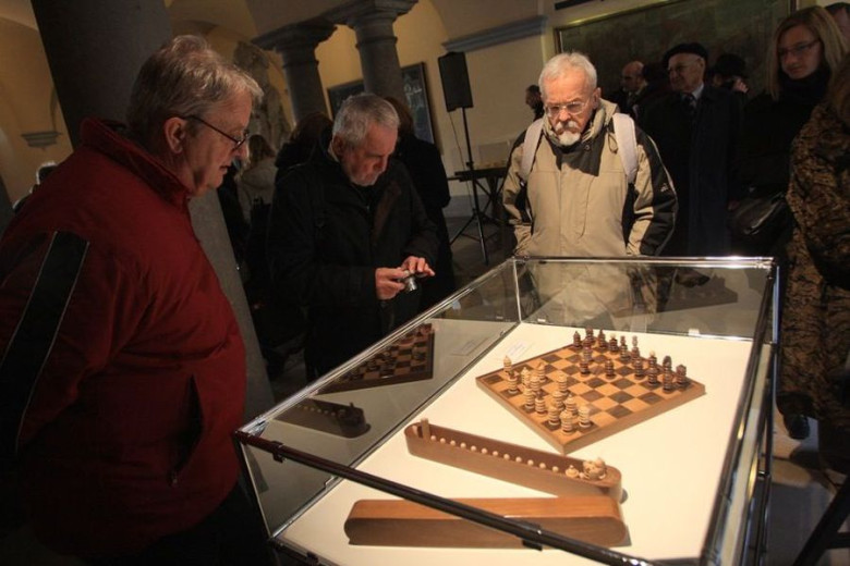 MALA 120123 predstavitev saha izdelanega po nacrtih Jozeta Plecnika Nik Rrovan MOL
