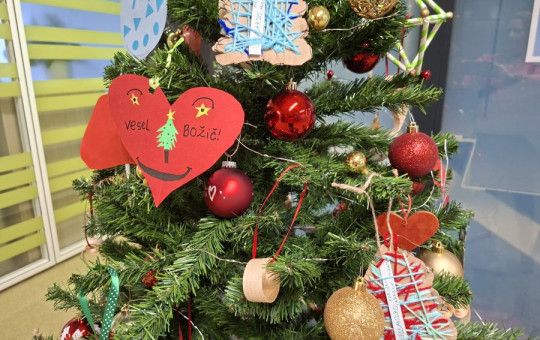 A christmas tree with the decorations made by kids.