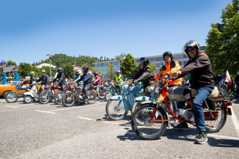 A lot of people on the motorbycles of various shapes and colours