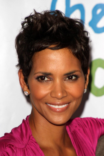 Portrait photo of the actor Halle Berry